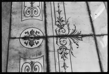 M. Harley photographie Ensemble. Plafond d'une boulangerie. Détail: arabesques Ile-de-France, France 1976/6/1 Ph.1976.1.648 Photo