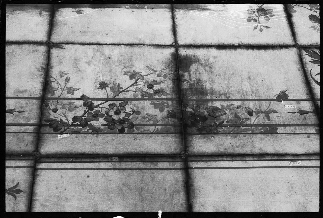 M. Harley photographie Ensemble. Plafond d'une boulangerie. Détail: décor floral Ile-de-France, France 1976/6/1 Ph.1976.1.651 Photo