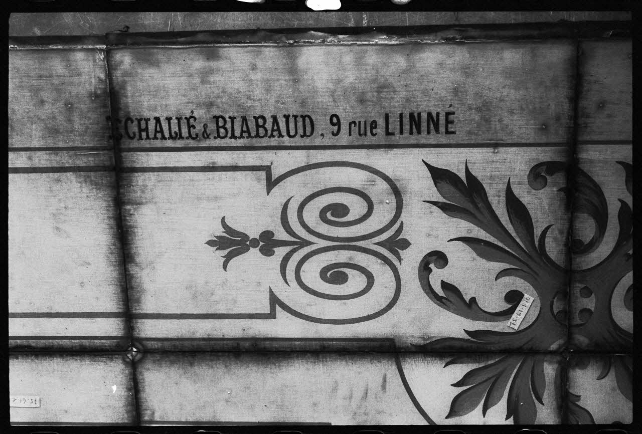 M. Harley photographie Ensemble. Plafond d'une boulangerie. Détail: arabesques. Signature: "CHALIE & BIADAUD" Ile-de-France, France 1976/6/1 Ph.1976.1.653 Photo