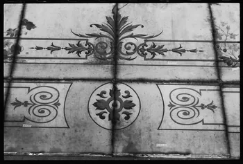 M. Harley photographie Ensemble. Plafond d'une boulangerie. Détail: arabesques Ile-de-France, France 1976/6/1 Ph.1976.1.654 Photo