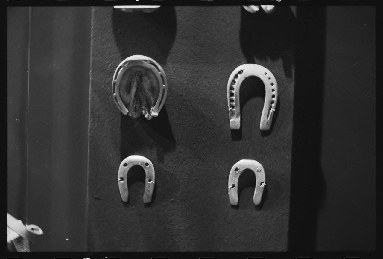 Alain Guey photographie Fer de mule et fer d'âne, en fer forgé. De Théméricourt et Berneuil-sur-Aisne Picardie, France 1976/6/1 Ph.1976.1.659 Photo