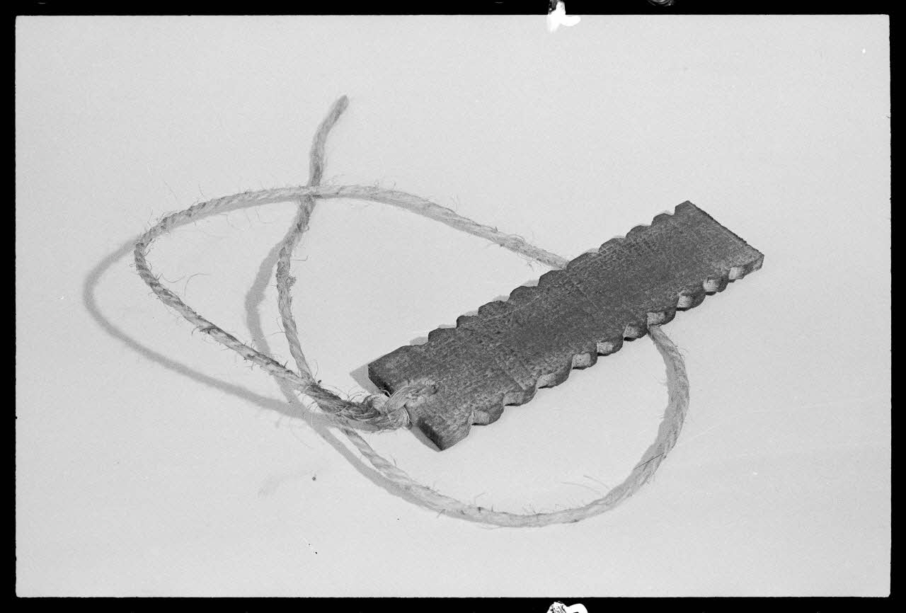Alain Guey photographie Fac similé de l'objet 1970.59.1, en bois et ficelle Poitou-Charentes, France 1976/6/1 Ph.1976.1.662 Photo