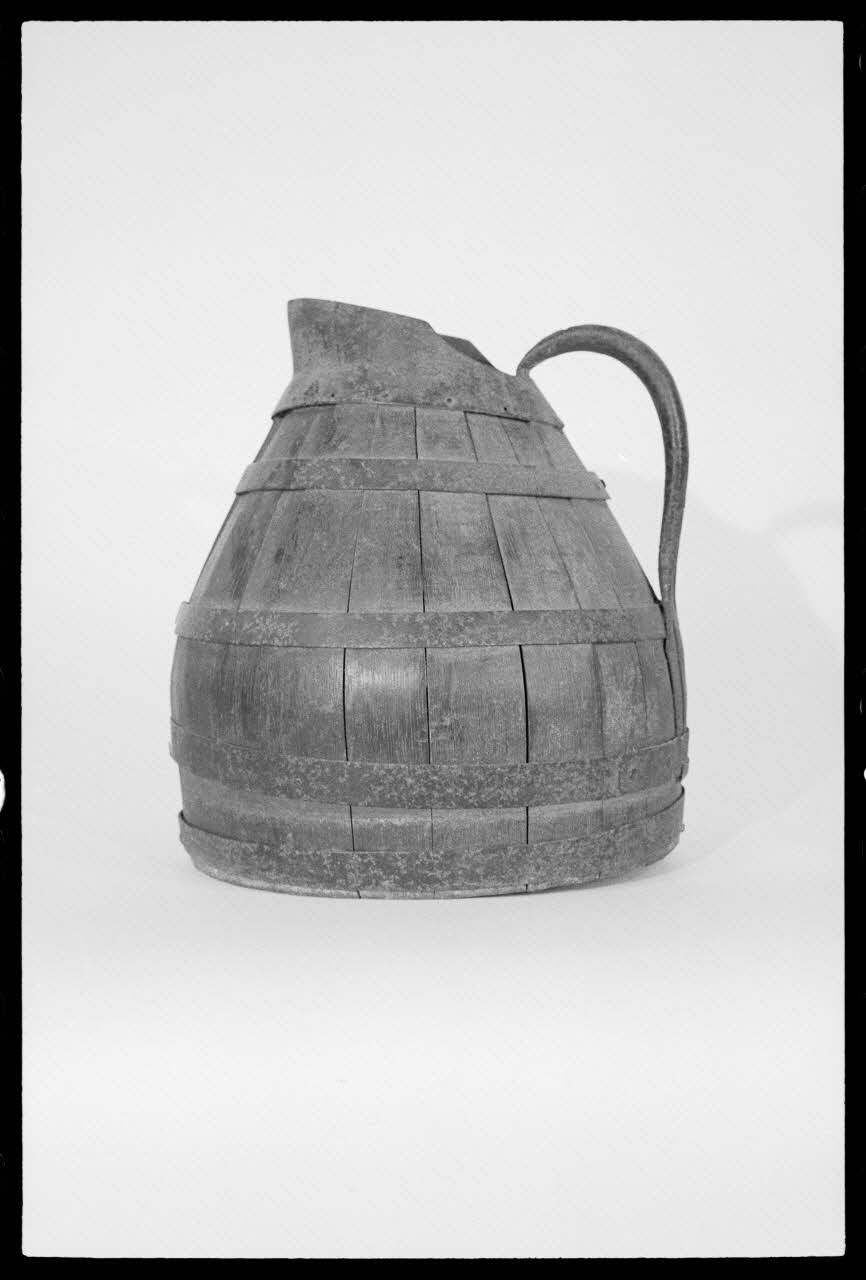 Alain Guey photographie Broc à vin en bois cerclé de fer France 1976/3/2 Ph.1976.1.99  Photo