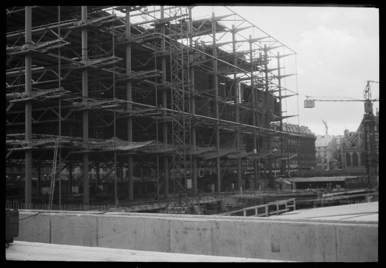 Denis Coutagne photographie Chantier du plateau de Beaubourg, futur musée Pompidou Ile-de-France, France 1975/4/15 Ph.1976.11.17 Photo