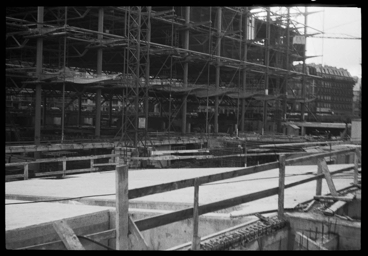 Denis Coutagne photographie Chantier du plateau de Beaubourg, futur musée Pompidou Ile-de-France, France 1975/4/15 Ph.1976.11.19 Photo