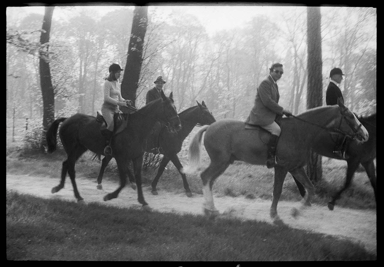 Denis Coutagne photographie Cavaliers se promenant dans le bois de Boulogne Ile-de-France, France 1975/4/28 Ph.1976.11.27 Photo