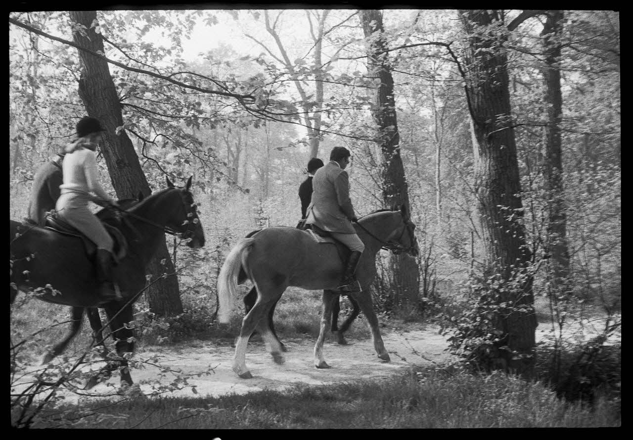 Denis Coutagne photographie Cavaliers se promenant dans le bois de Boulogne Ile-de-France, France 1975/4/28 Ph.1976.11.28 Photo