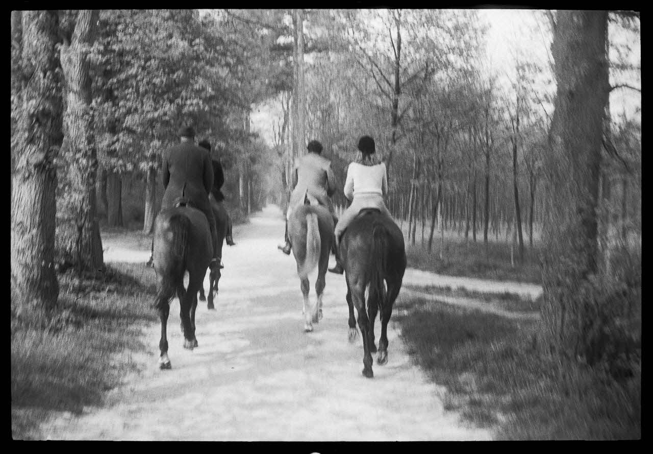 Denis Coutagne photographie Cavaliers se promenant dans le bois de Boulogne Ile-de-France, France 1975/4/28 Ph.1976.11.29 Photo