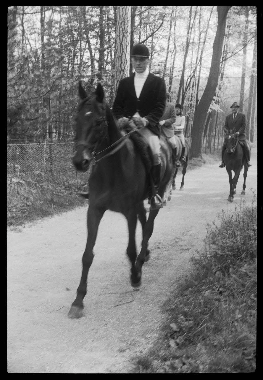 Denis Coutagne photographie Cavaliers se promenant dans le bois de Boulogne Ile-de-France, France 1975/4/28 Ph.1976.11.30 Photo
