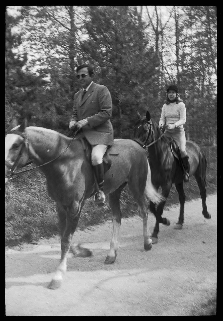 Denis Coutagne photographie Cavaliers se promenant dans le bois de Boulogne Ile-de-France, France 1975/4/28 Ph.1976.11.31 Photo