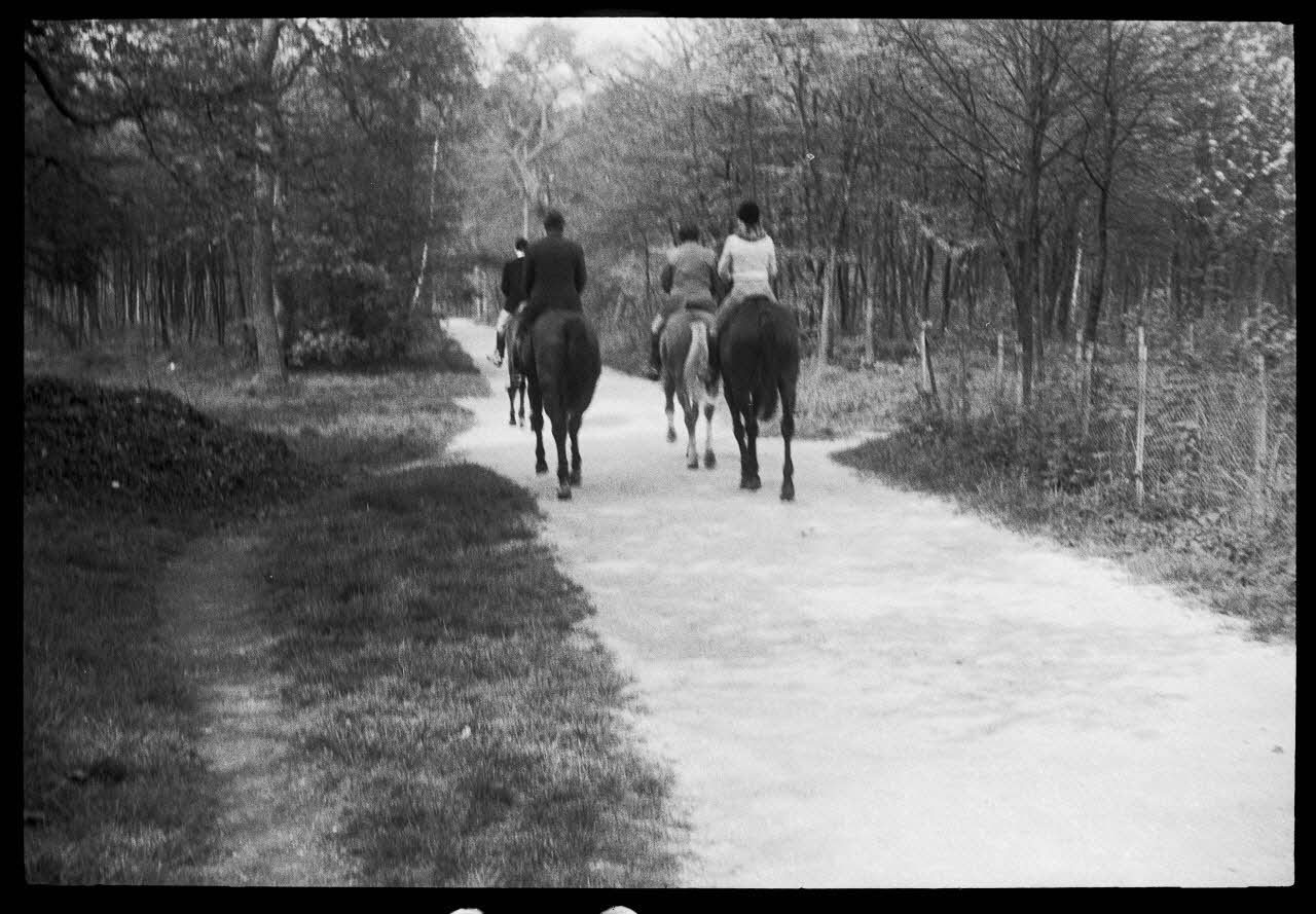 Denis Coutagne photographie Cavaliers se promenant dans le bois de Boulogne Ile-de-France, France 1975/4/28 Ph.1976.11.32 Photo