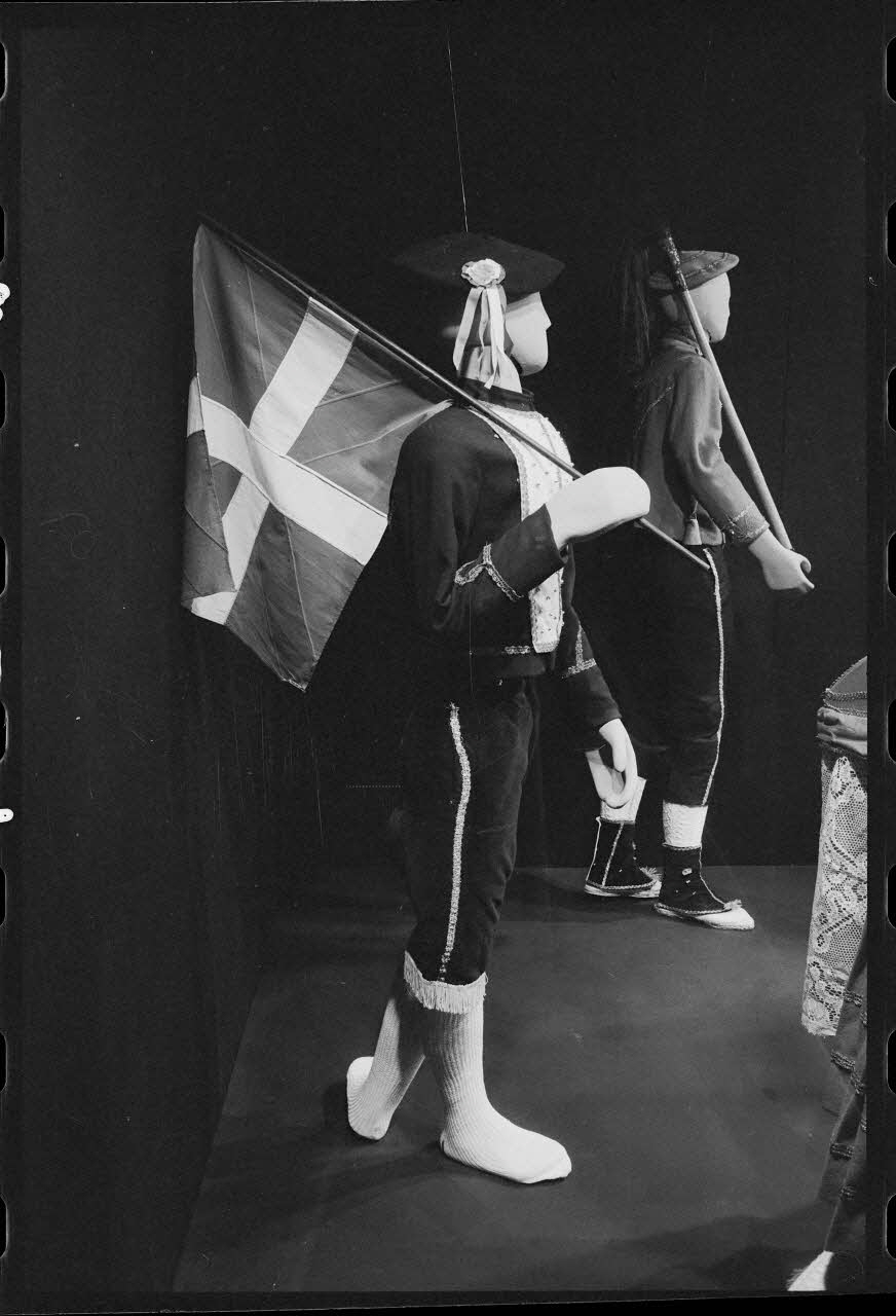Anonyme photographie Drapeau, veste de porte-drapeau, pantalon de porte-drapeau, béret de porte-drapeau, sandales de porte-drapeau France 1976 Ph.1976.7.21 Photo