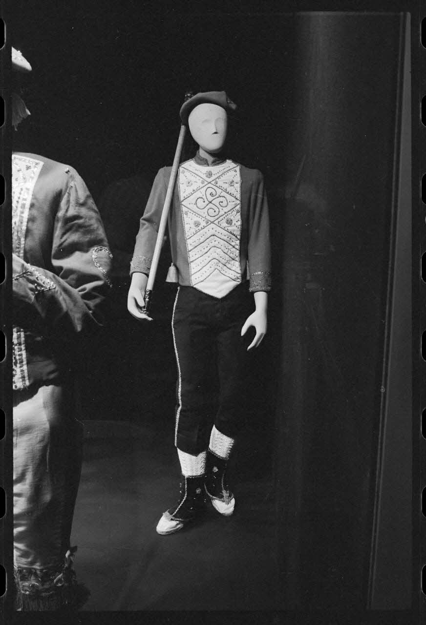 Anonyme photographie Veste de tcherrera, pantalon de techerrera, béret de tcherrera, bas de tcherrera, sandales de tcherrera, bâton de gardien de troupeau France 1976 Ph.1976.7.22 Photo