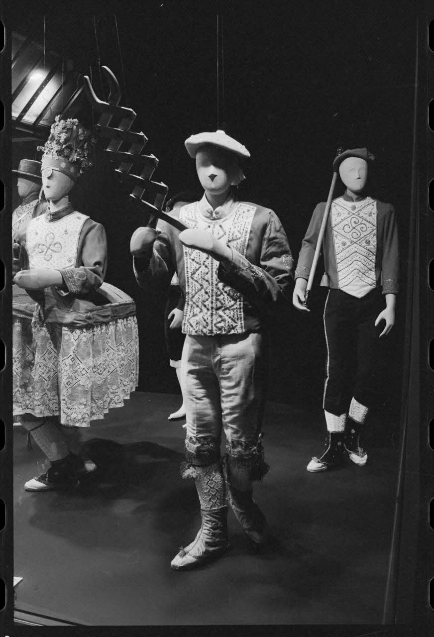 Anonyme photographie Veste de gathero, pantalon de gathero, béret de gathero, bas de gathero, guêtres de gathero, sandales de gathero, happe-chair France 1976 Ph.1976.7.23 Photo