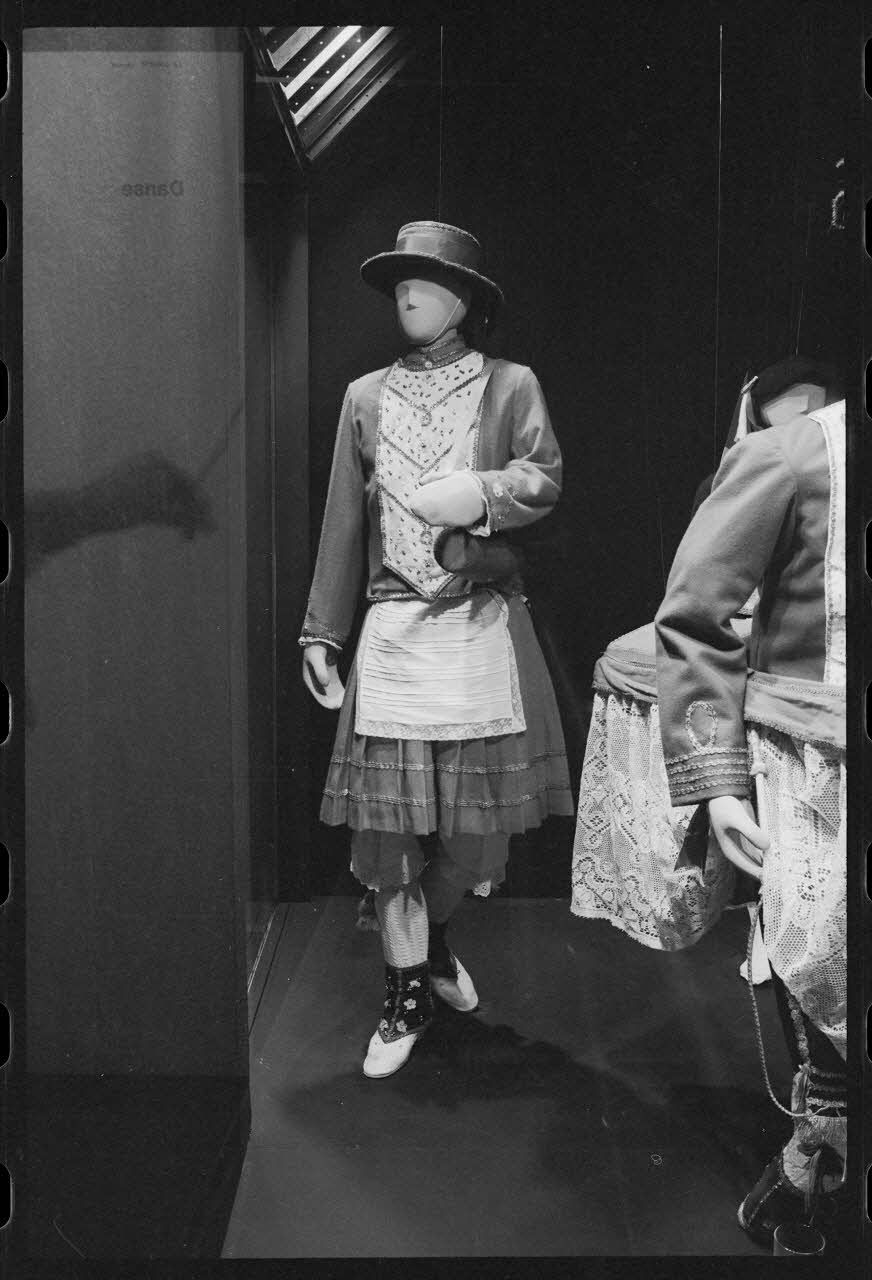 Anonyme photographie Veste de cantinière, jupe de cantinière, jupon de cantinière, pantalon de cantinière, tablier de cantinière, chapeau de cantinière, barillet de cantinière, bas de cantinière, guêtre de cantinière France 1976 Ph.1976.7.24 Photo