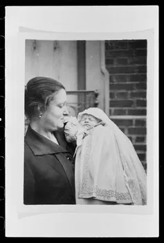 Anonyme photographie Bébé habillé d'une pelisse de baptême en ottoman vers 1926 Ile-de-France, France 1926 Ph.1976.113.1  Photo