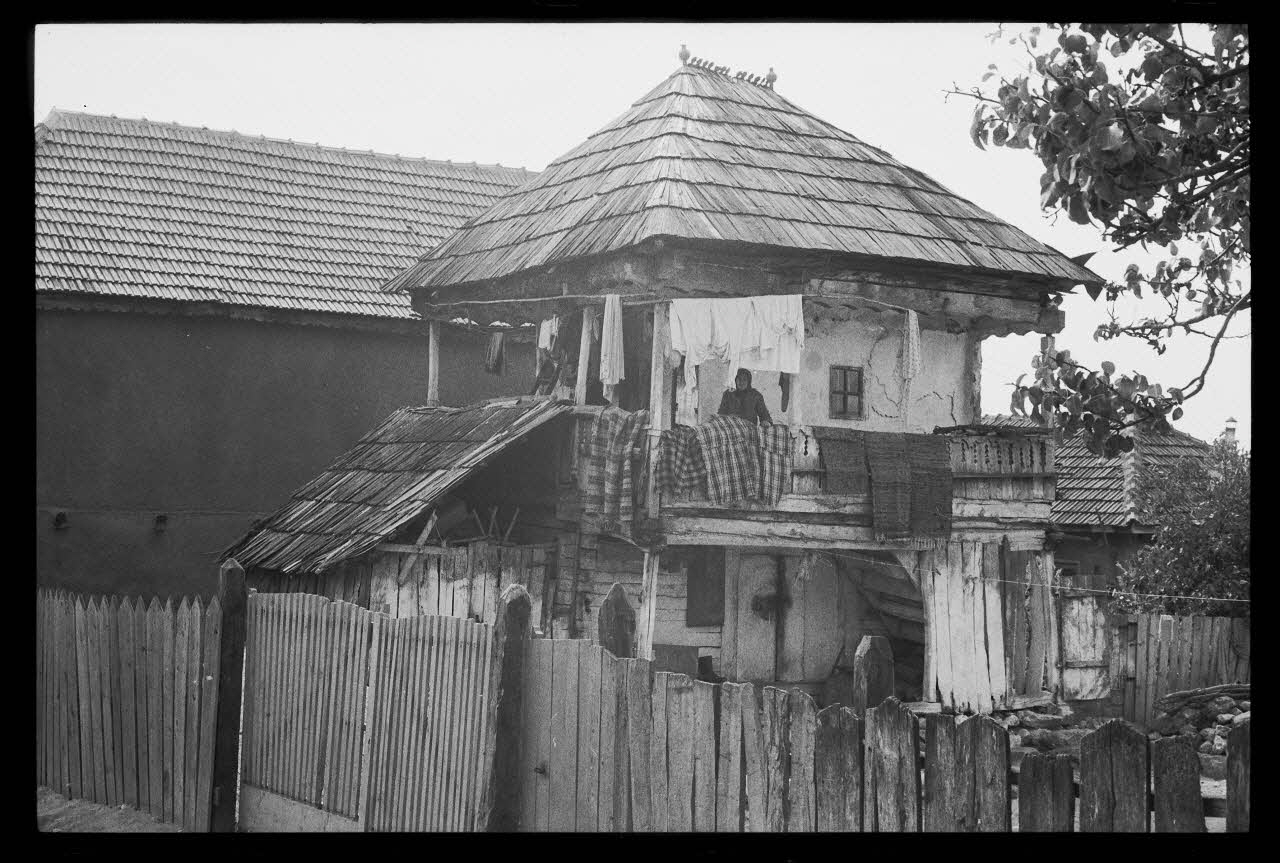 Jean Cuisenier photographie Enquête conduite par Jean Cuisenier en Roumanie (septembre 1975) Olténie, Roumanie 1975/9/1 Ph.1976.148.121  Photo