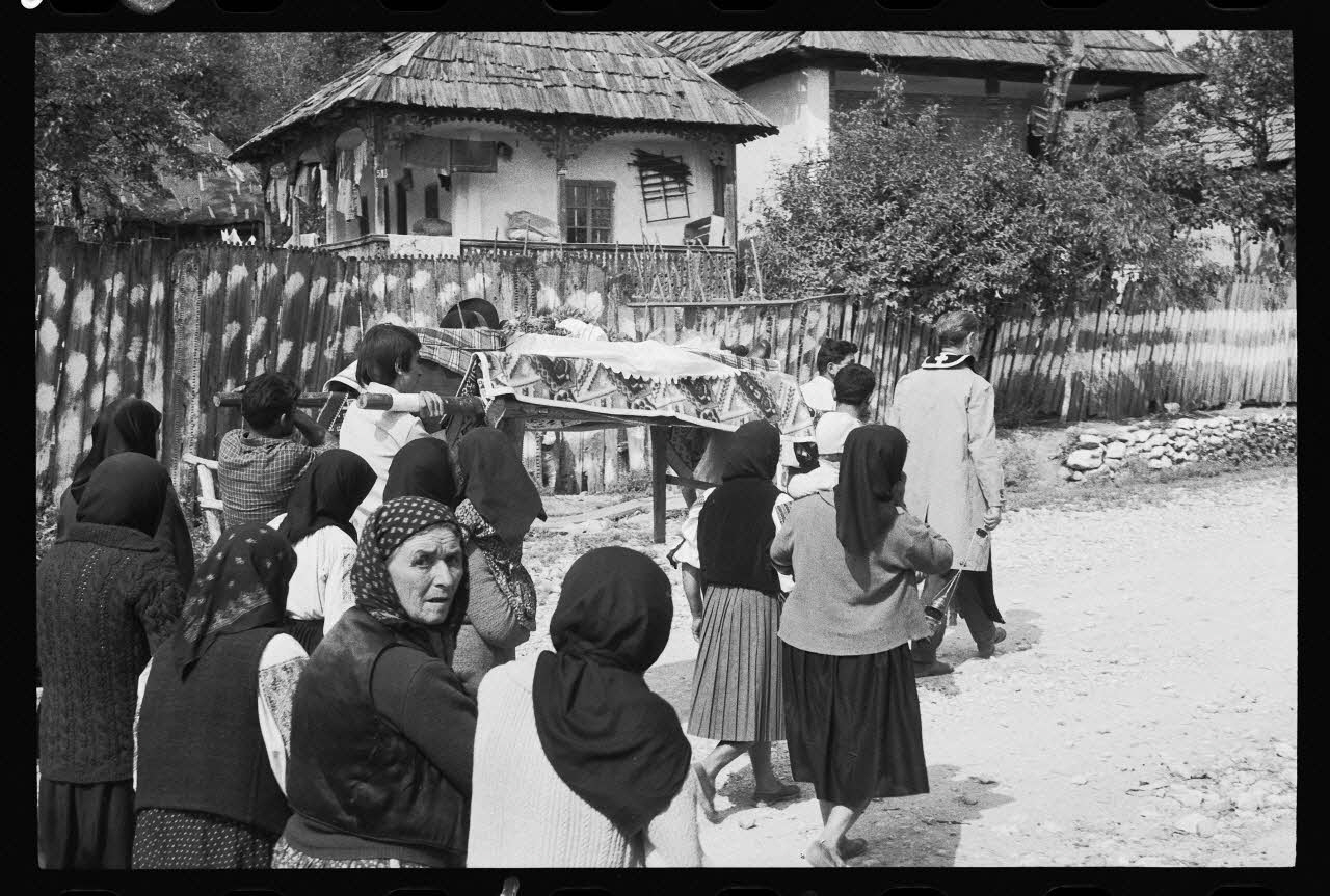 Jean Cuisenier photographie Enquête conduite par Jean Cuisenier en Roumanie (septembre 1975) Olténie, Roumanie 1975/9/1 Ph.1976.148.124  Photo
