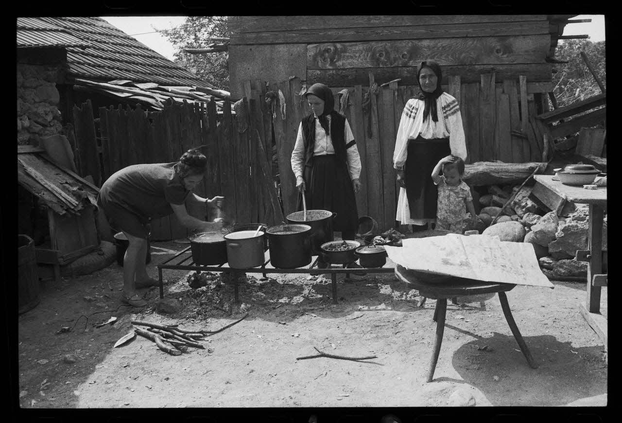 Jean Cuisenier photographie Enquête conduite par Jean Cuisenier en Roumanie (septembre 1975) Olténie, Roumanie 1975/9/1 Ph.1976.148.13 Photo
