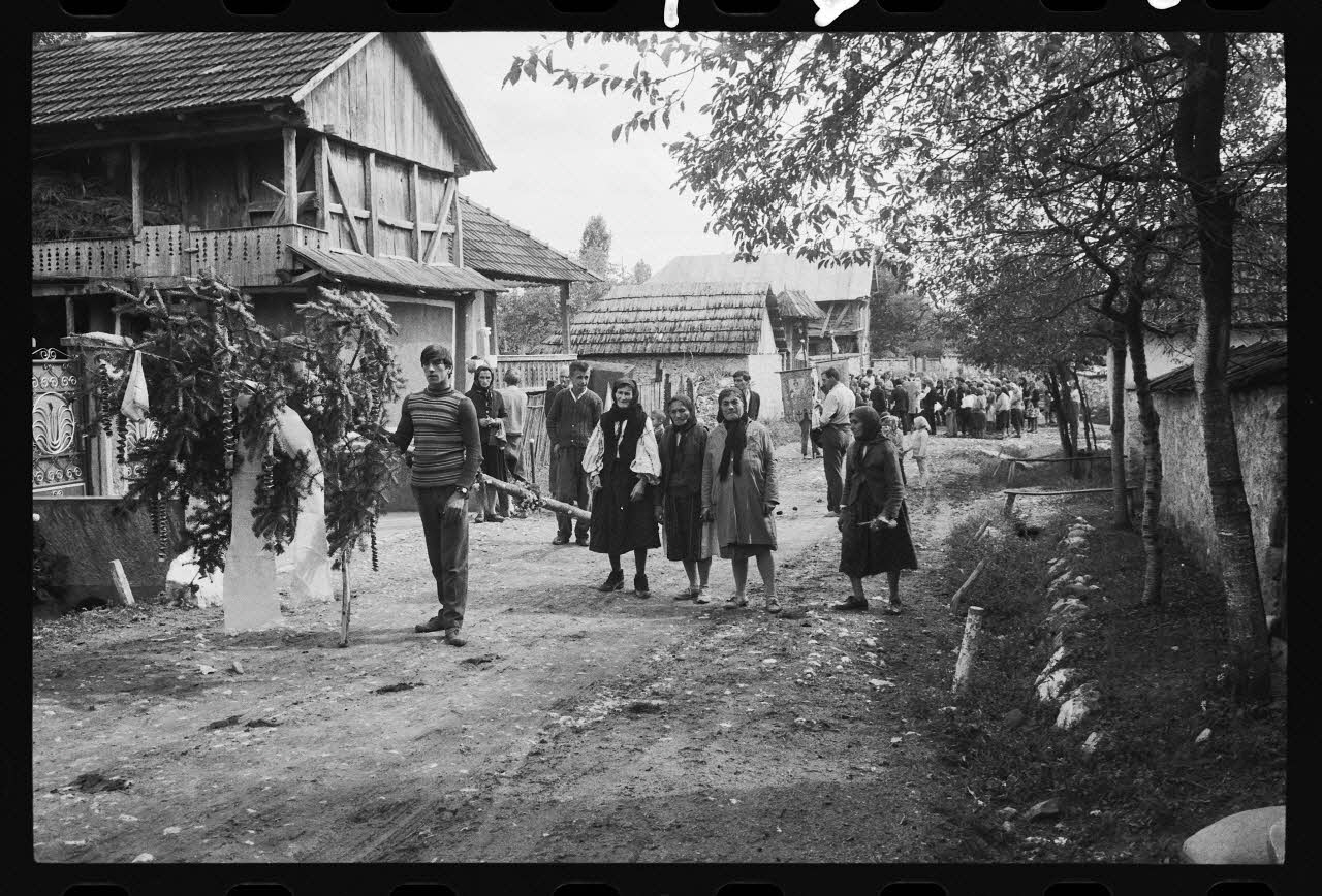 Jean Cuisenier photographie Enquête conduite par Jean Cuisenier en Roumanie (septembre 1975) Olténie, Roumanie 1975/9/1 Ph.1976.148.188 Photo