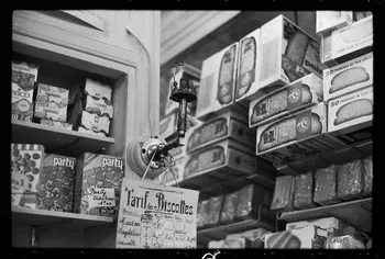 Claudette Joannis photographie Vue du boulangerie-pâtisserie du côté des paquets de biscottes et leurs tarifs Ile-de-France, France 1973 Ph.1976.45.60 Photo