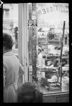 Claudette Joannis photographie Gâteaux exposés à côté d'une vitrine et d'une colonne en miroir gravé d'une boulangerie-pâtisserie, situés près de la porte Ile-de-France, France 1973 Ph.1976.45.61 Photo