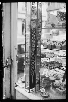 Claudette Joannis photographie Gâteaux exposés à côté d'une vitrine et d'une colonne en miroir gravé d'une boulangerie-pâtisserie, situés près de la porte Ile-de-France, France 1973 Ph.1976.45.63 Photo