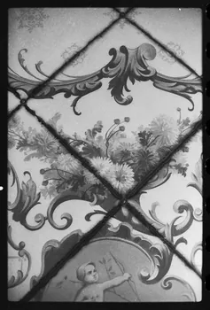 Claudette Joannis photographie Vue en détail du plafond d'une boulangerie-pâtisserie décoré d'un bouquet Ile-de-France, France 1973 Ph.1976.45.64 Photo
