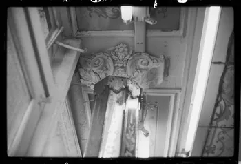 Claudette Joannis photographie Vue en détail du chapiteau de la colonne en miroir gravé d'une boulangerie-pâtisserie Ile-de-France, France 1973 Ph.1976.45.65 Photo