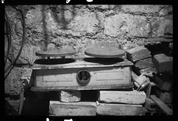 Claudette Joannis photographie Balance rudimentaire d'une boulangerie-pâtisserie pour peser les pains Ile-de-France, France 1973 Ph.1976.45.67 Photo