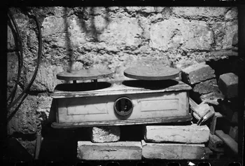 Claudette Joannis photographie Balance rudimentaire d'une boulangerie-pâtisserie pour peser les pains Ile-de-France, France 1973 Ph.1976.45.68 Photo