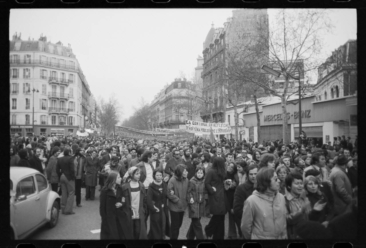 Josiane Bézinian photographie Manifestation du lundi 9 avril 1973 pour les travailleurs, symbolisant la solidarité des étudiants et des autres travailleurs en lutte France 1973/4/1 Ph.1976.58.13 Photo