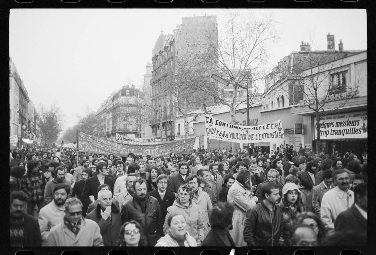 Josiane Bézinian photographie Manifestation du lundi 9 avril 1973 pour les travailleurs, symbolisant la solidarité des étudiants et des autres travailleurs en lutte France 1973/4/1 Ph.1976.58.14 Photo