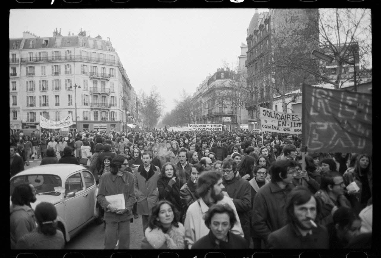 Josiane Bézinian photographie Manifestation du lundi 9 avril 1973 pour les travailleurs, symbolisant la solidarité des étudiants et des autres travailleurs en lutte France 1973/4/1 Ph.1976.58.15 Photo