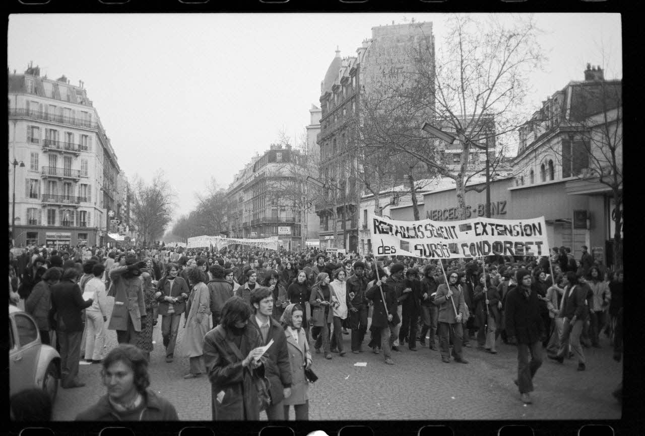 Josiane Bézinian photographie Manifestation du lundi 9 avril 1973 pour les travailleurs, symbolisant la solidarité des étudiants et des autres travailleurs en lutte France 1973/4/1 Ph.1976.58.18 Photo