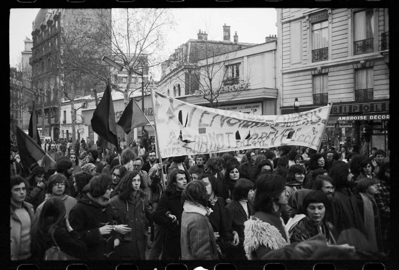 Josiane Bézinian photographie Manifestation du lundi 9 avril 1973 pour les travailleurs, symbolisant la solidarité des étudiants et des autres travailleurs en lutte France 1973/4/1 Ph.1976.58.19 Photo