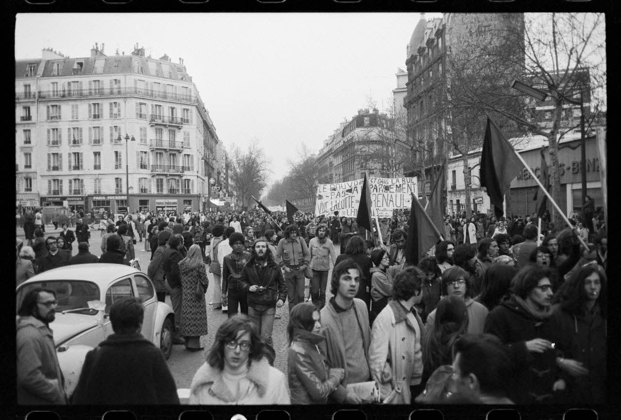 Josiane Bézinian photographie Manifestation du lundi 9 avril 1973 pour les travailleurs, symbolisant la solidarité des étudiants et des autres travailleurs en lutte France 1973/4/1 Ph.1976.58.20 Photo