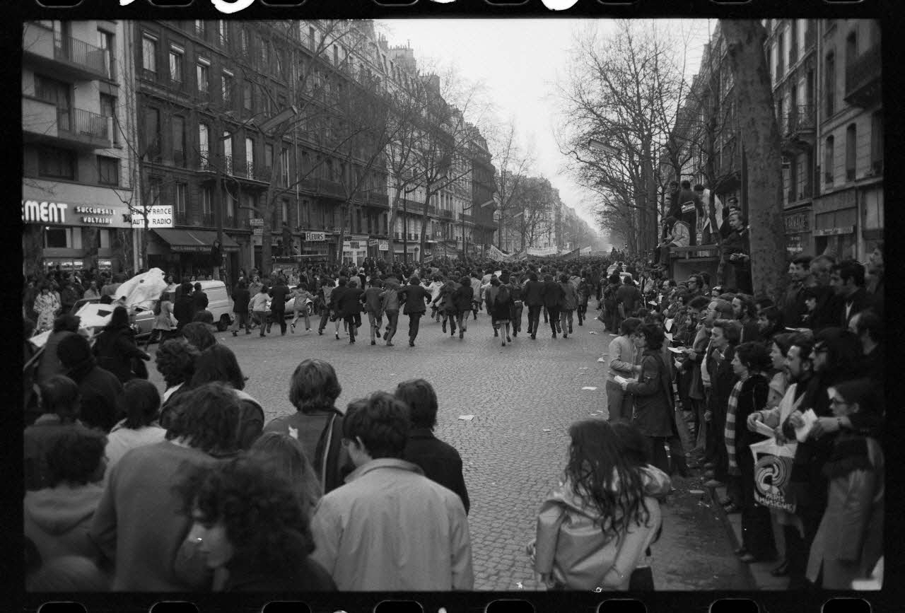 Josiane Bézinian photographie Manifestation du lundi 9 avril 1973 pour les travailleurs, symbolisant la solidarité des étudiants et des autres travailleurs en lutte France 1973/4/1 Ph.1976.58.21 Photo