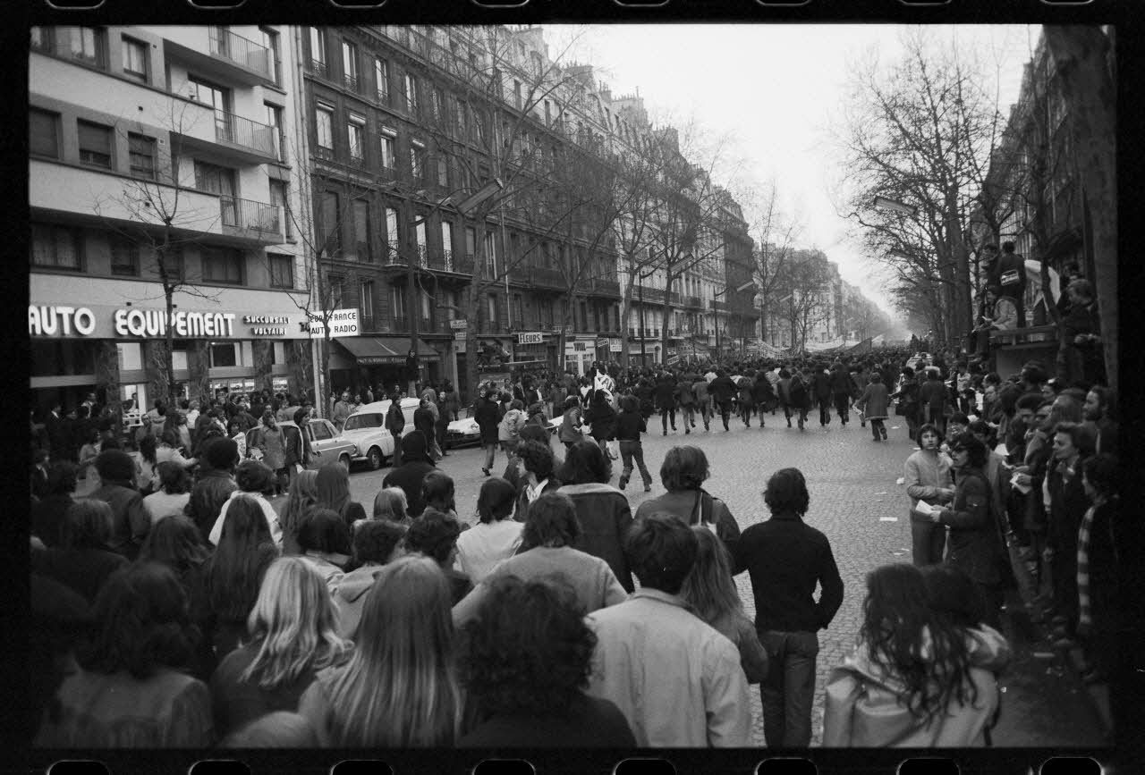 Josiane Bézinian photographie Manifestation du lundi 9 avril 1973 pour les travailleurs, symbolisant la solidarité des étudiants et des autres travailleurs en lutte France 1973/4/1 Ph.1976.58.22 Photo