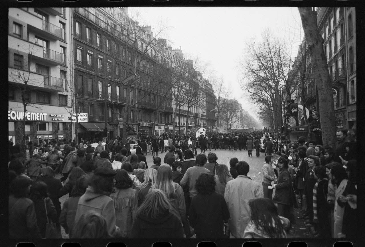 Josiane Bézinian photographie Manifestation du lundi 9 avril 1973 pour les travailleurs, symbolisant la solidarité des étudiants et des autres travailleurs en lutte France 1973/4/1 Ph.1976.58.23 Photo