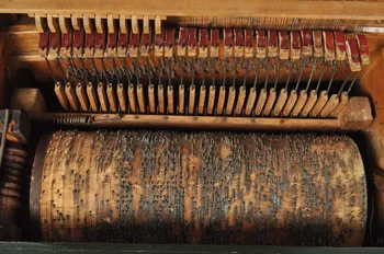 Giovanni Sasso piano mécanique piano mécanique dorsal à cylindre Italie 1900 1996.50.1.1-5 Photo Mucem