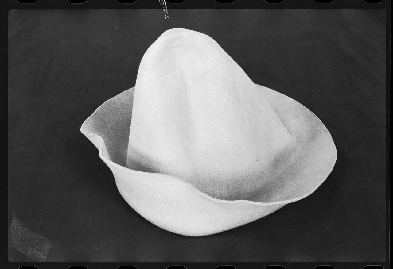 Alain Guey photographie Chapeau du clown Blanc Sergio appelé "cône" France 1978/10/30 Ph.1979.1.100 Photo