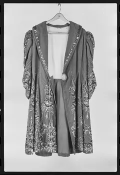 Alain Guey photographie Manteau du clown blanc Sergio en velours rose et paillettes France 1979 Ph.1979.1.102 Photo