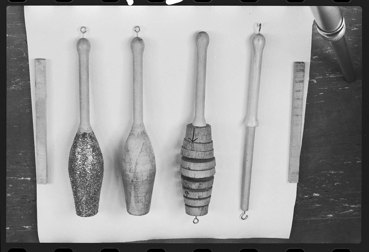 photographie Massues de jonglage en cours de fabrication par M. Ronco 1976 Ph.1979.1.104 Photo