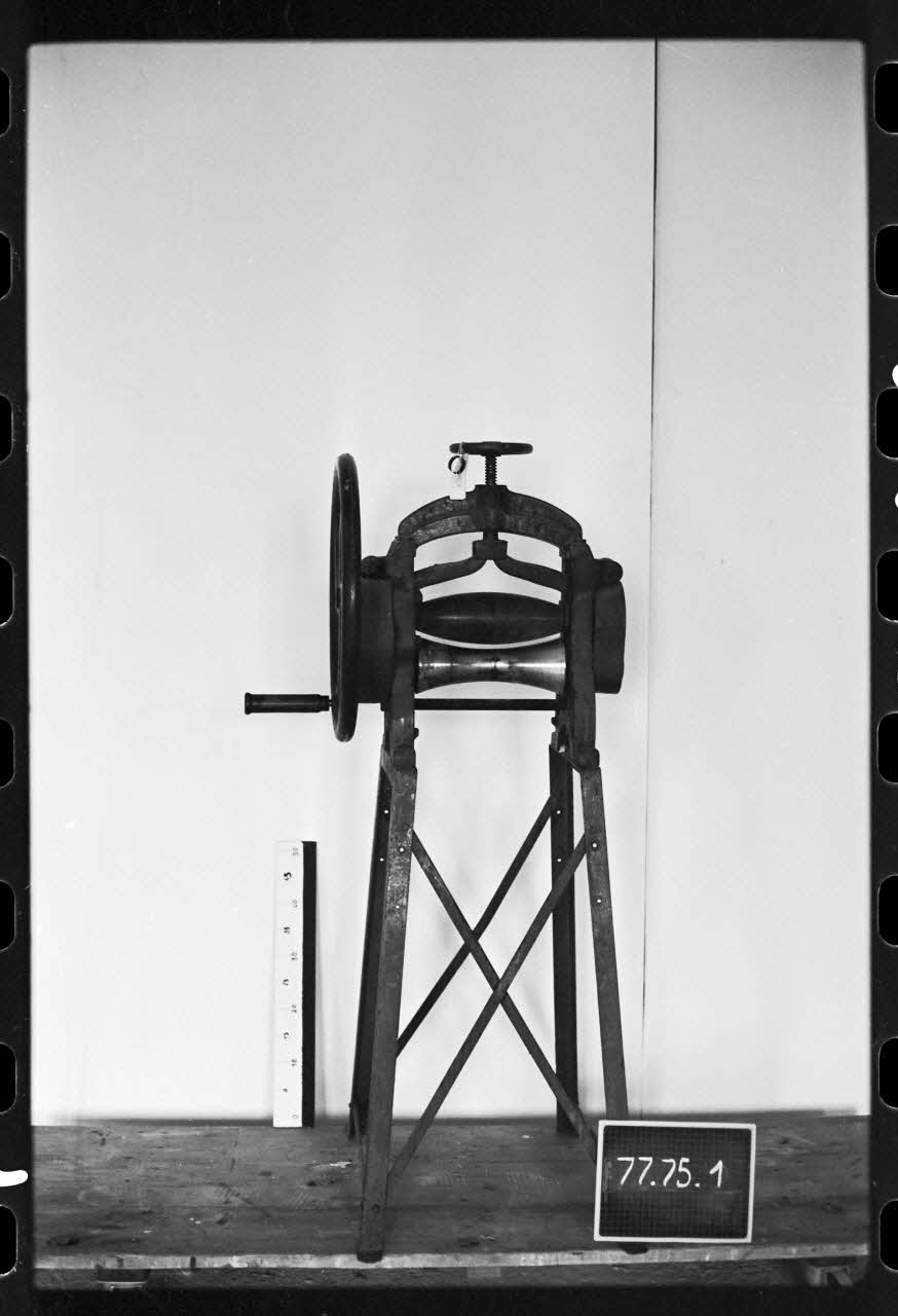 photographie Outillage spécialisé de cordonnerie. Machine à cylindres Ph.1979.1.714 Photo