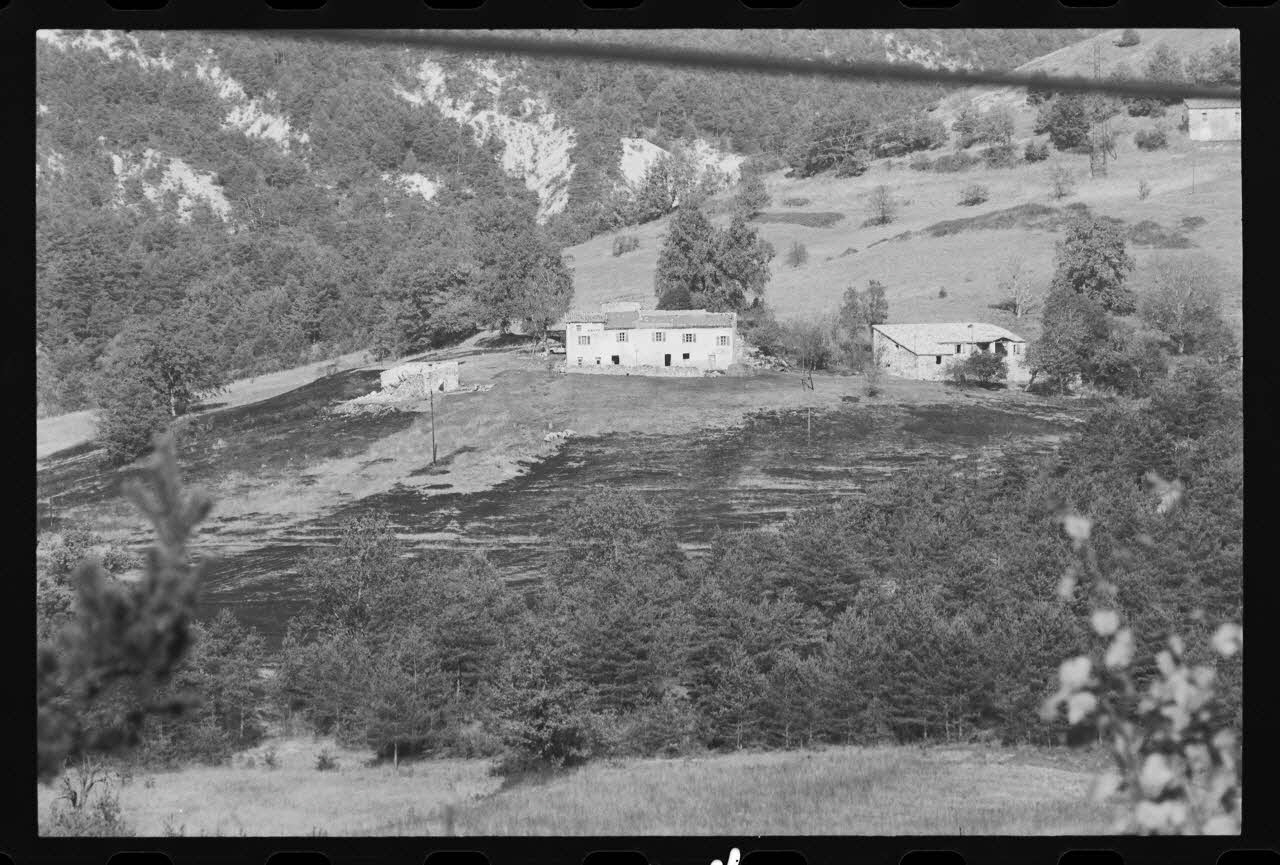 photographie Exploitations agricoles en site rural, de Collongues à Briançonnet Ph.1979.308.1 Photo