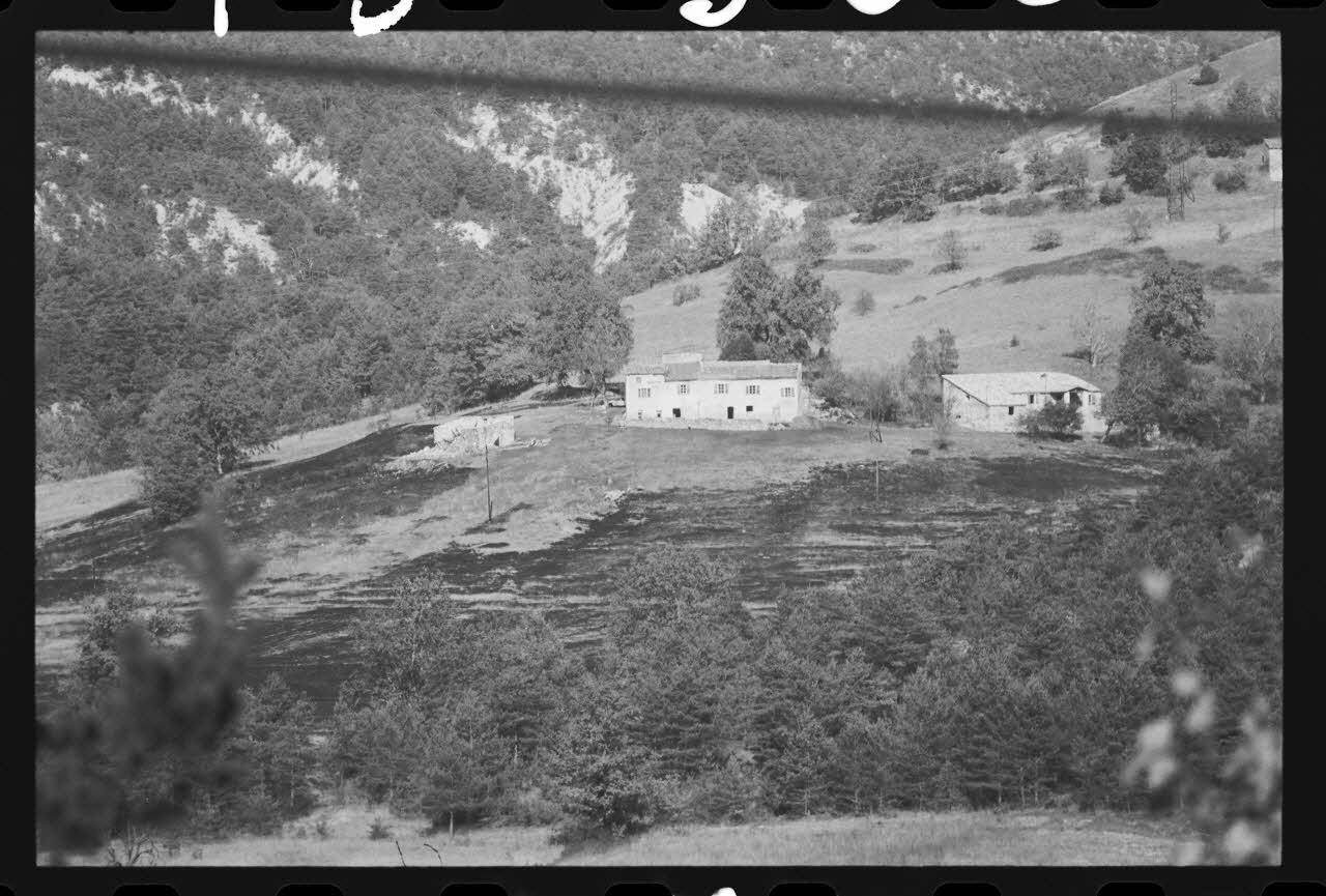 photographie Exploitations agricoles en site rural, de Collongues à Briançonnet Ph.1979.308.2 Photo