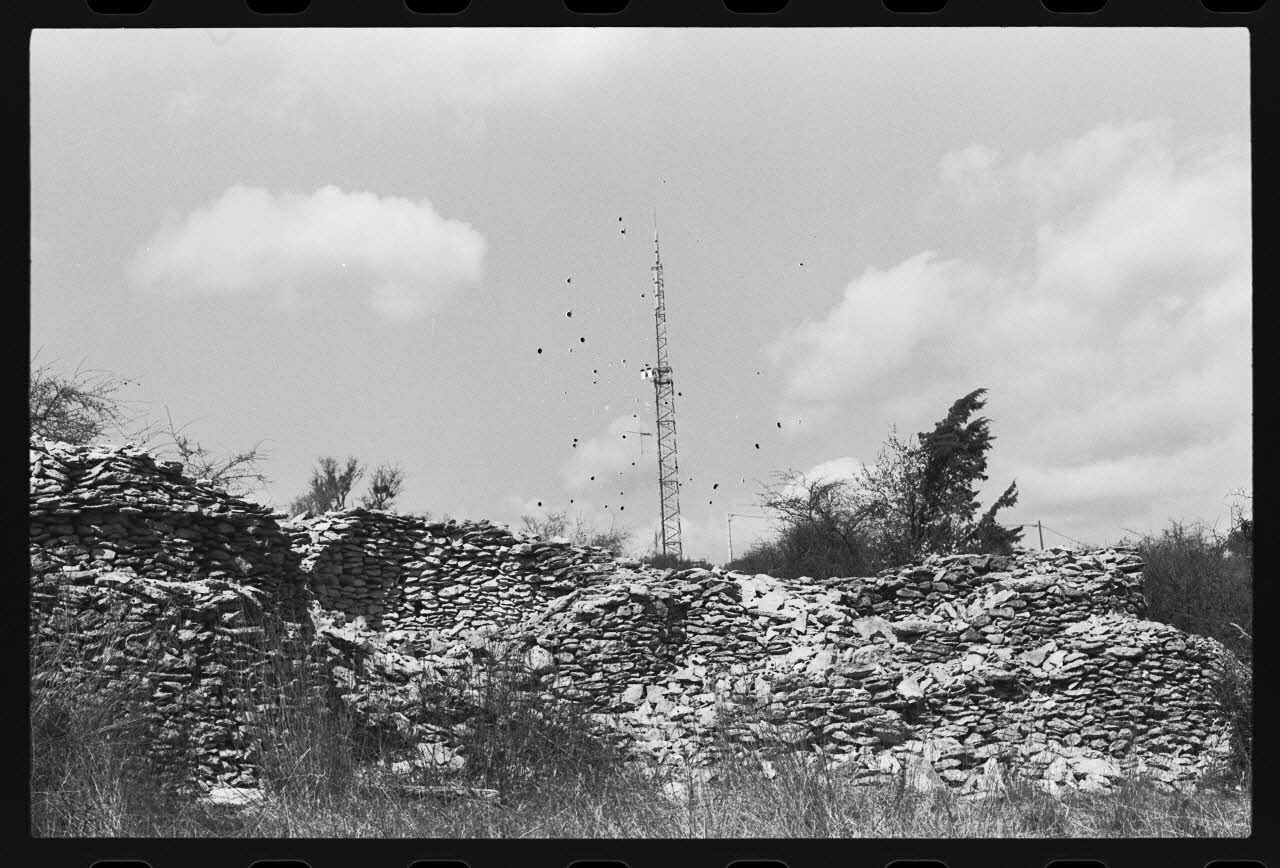 photographie "Cabanon pointu" en pierres sèches Ph.1979.314.11 Photo