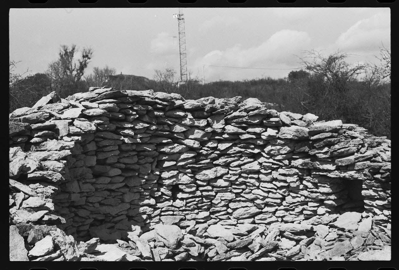 photographie "Cabanon pointu" en pierres sèches Ph.1979.314.12 Photo