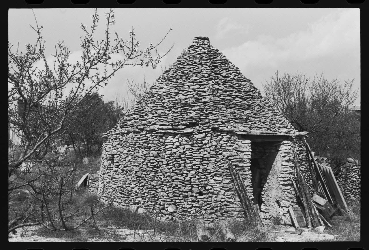 photographie "Cabanon pointu" en pierres sèches, dans le village Ph.1979.314.14 Photo